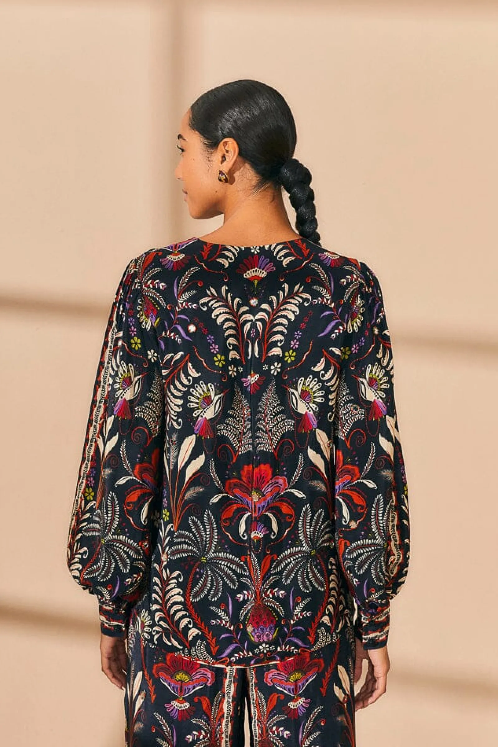 BLACK CLASSIC GARDEN MIRROR TRIM BLOUSE