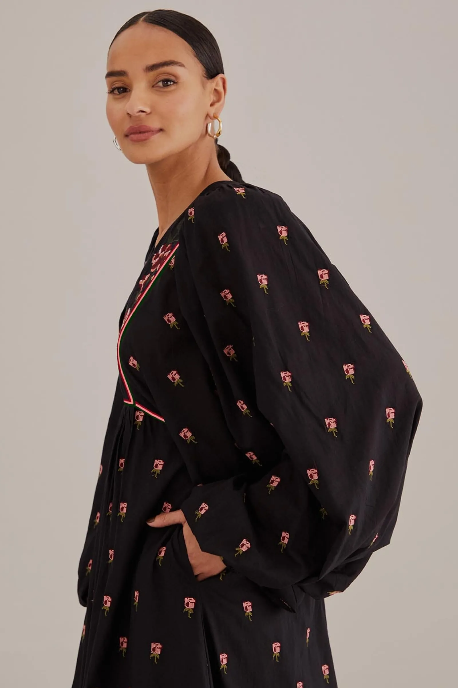 BLACK FLORAL EMBROIDERED V NECK MAXI DRESS