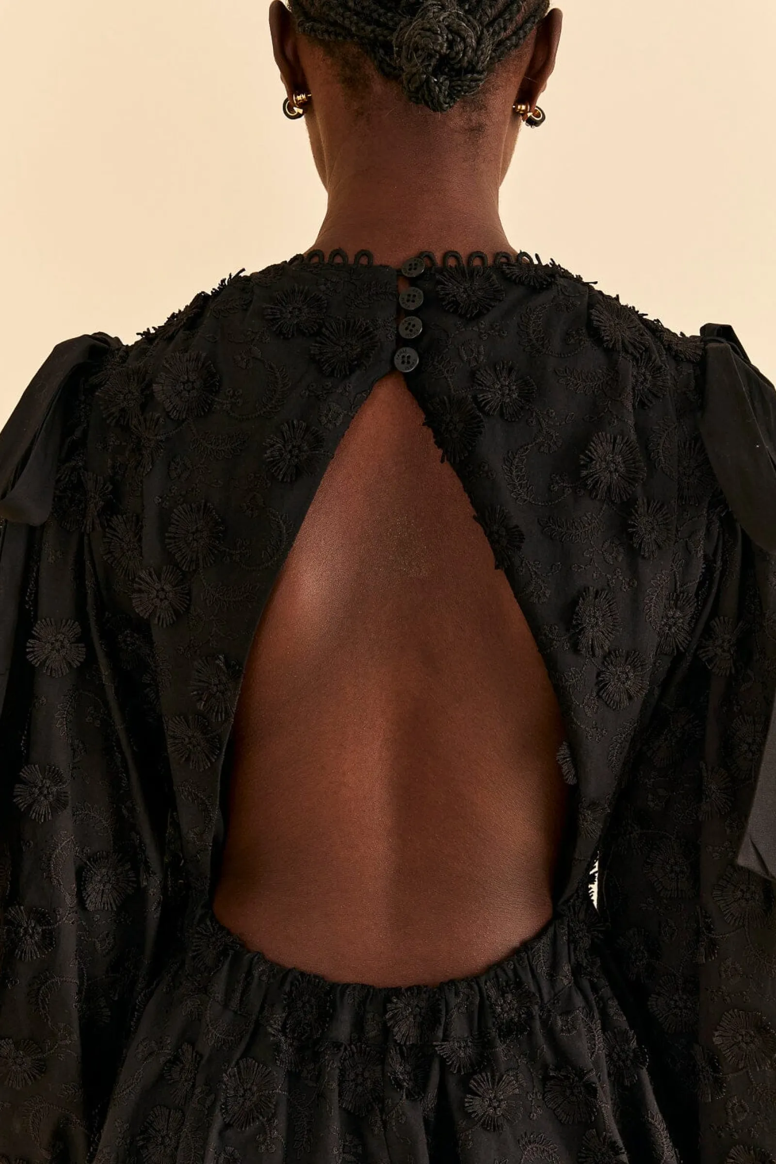 BLACK FLOWERS TEXTURED TIERED MIDI DRESS