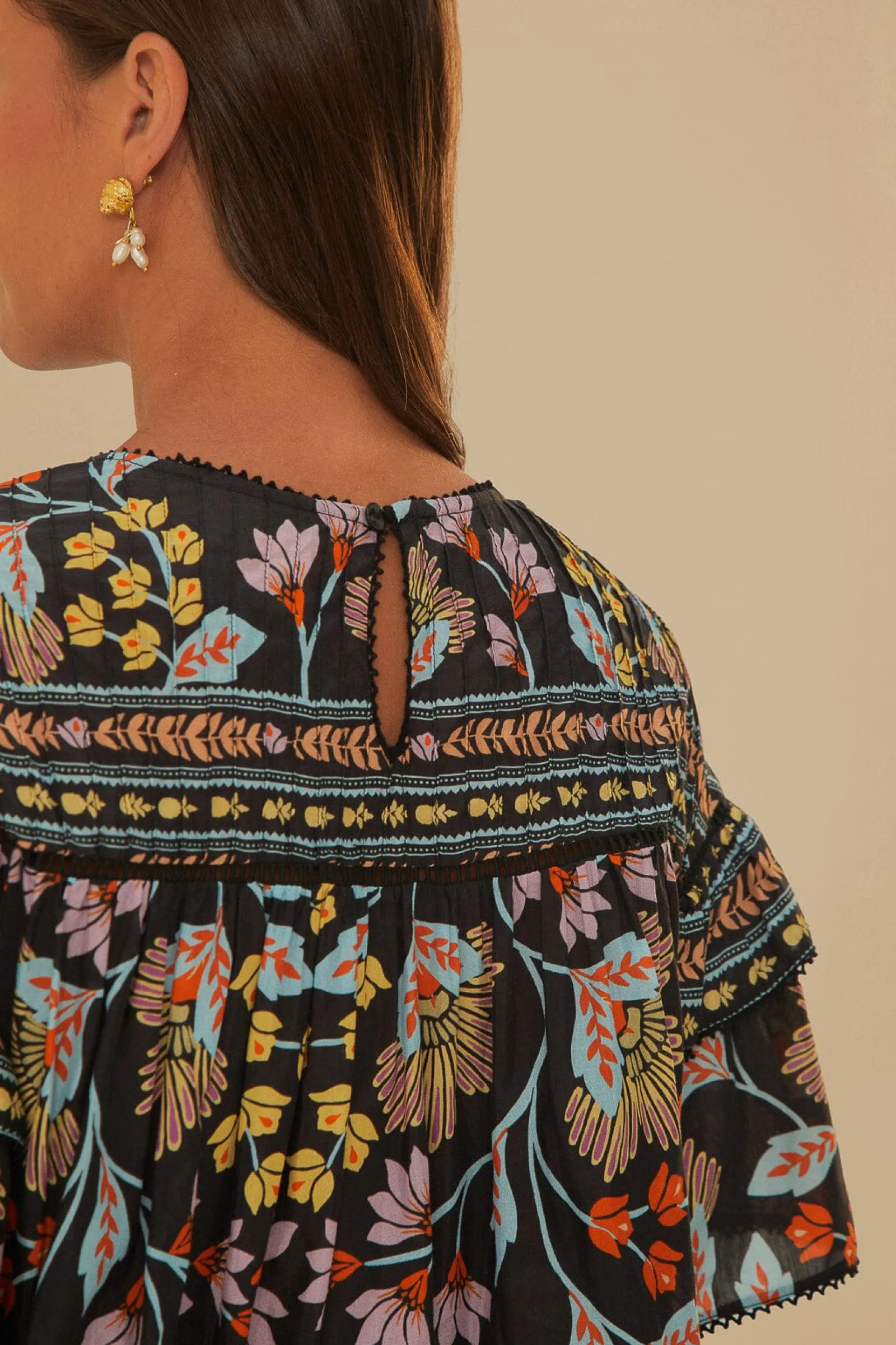 BLACK FLOWERY RUFFLE BLOUSE