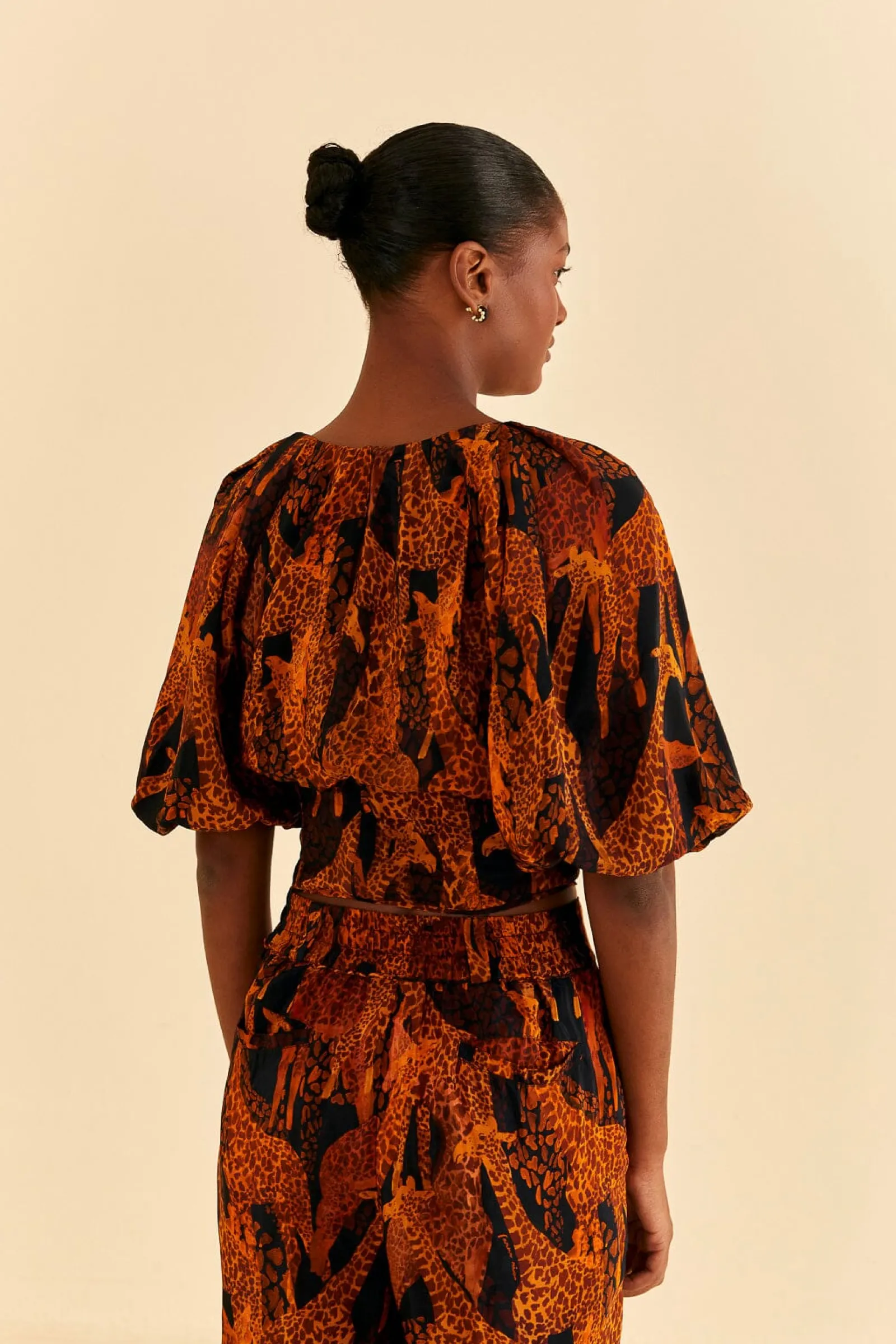 BLACK GIRAFFES PUFF SLEEVE BLOUSE