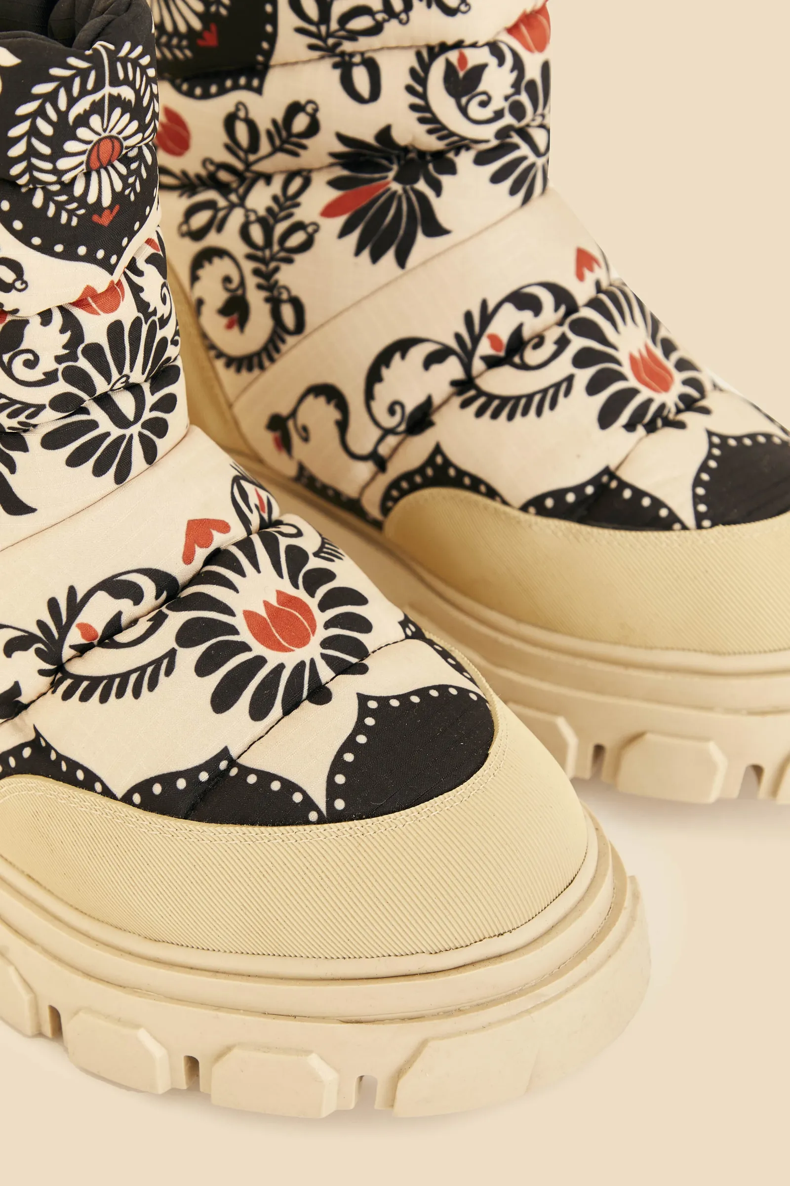 BLACK PASSION SCARF PUFFY ANKLE BOOT