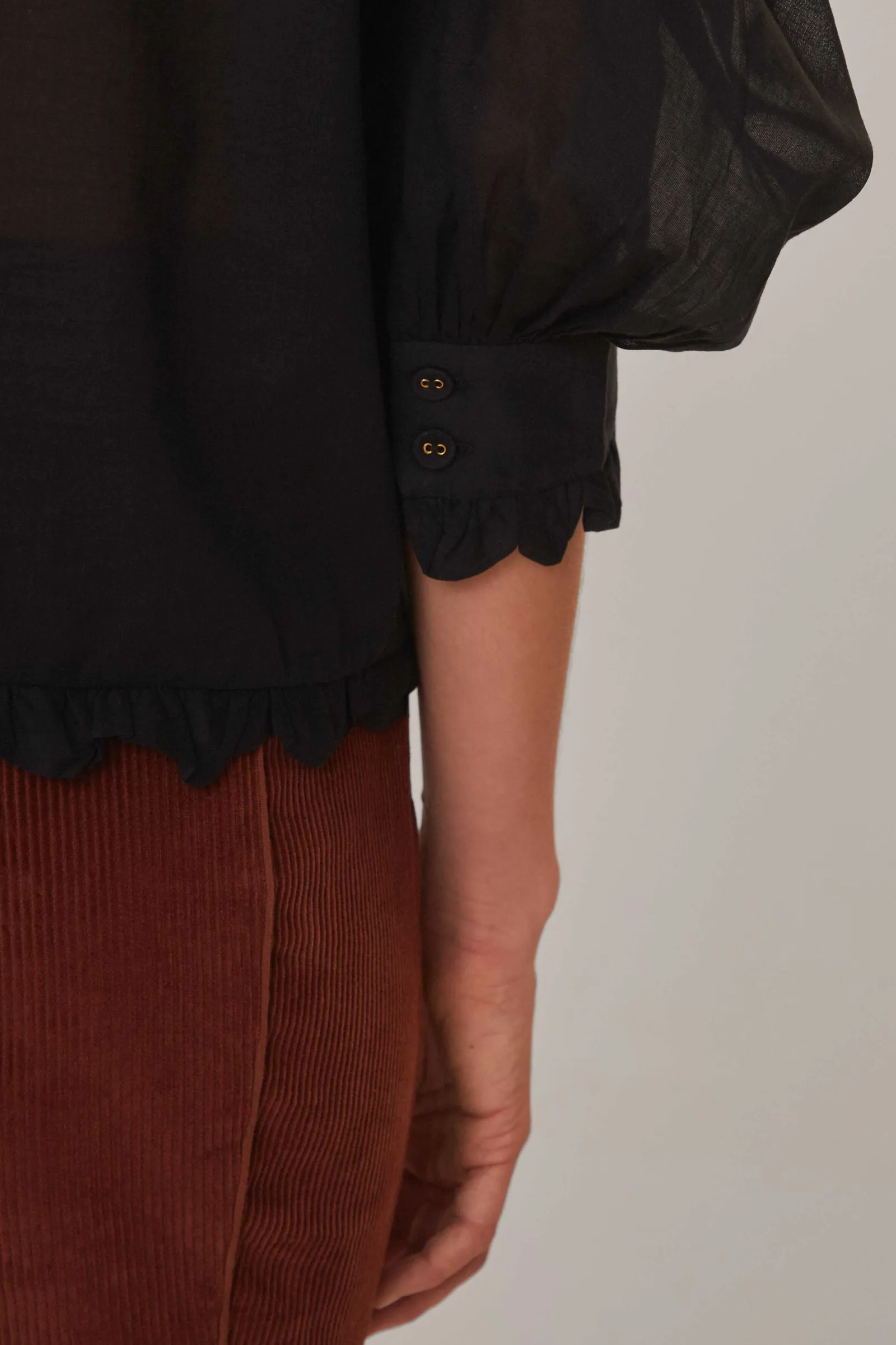 BLACK SHORT SLEEVE PLEATED BLOUSE