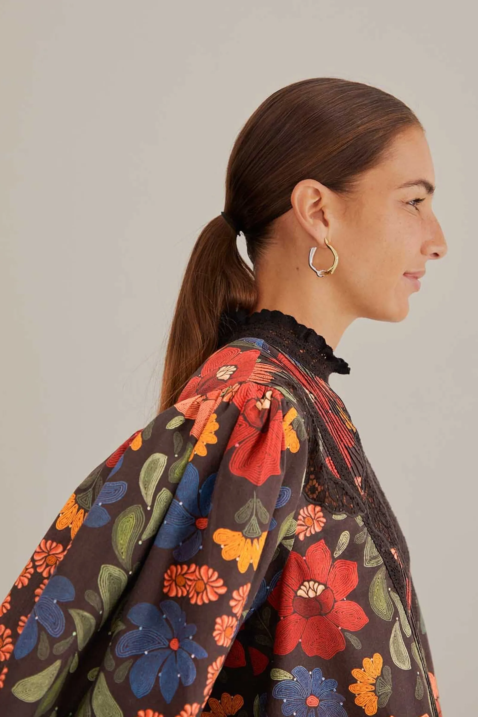 BLACK STITCHED FLOWERS SHORT SLEEVE BLOUSE