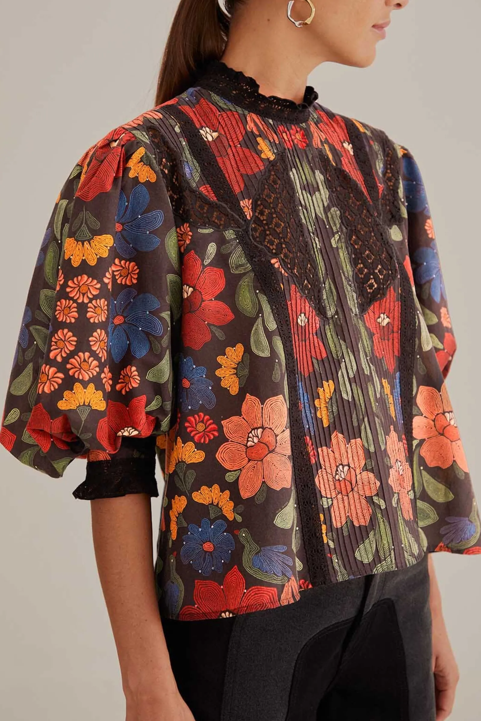 BLACK STITCHED FLOWERS SHORT SLEEVE BLOUSE