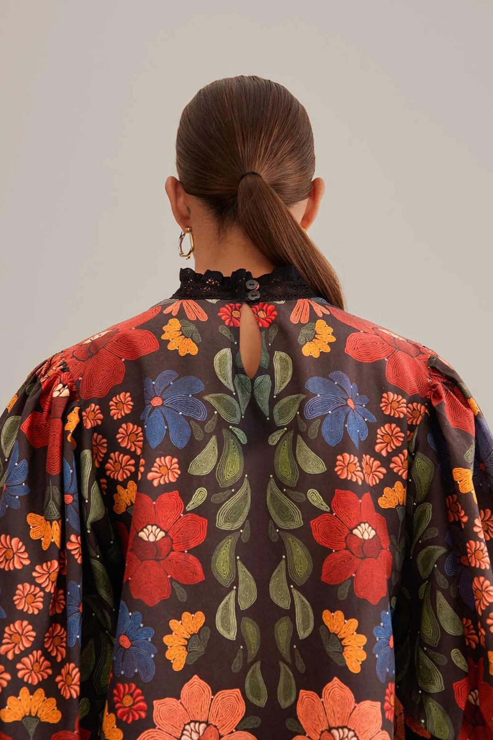 BLACK STITCHED FLOWERS SHORT SLEEVE BLOUSE