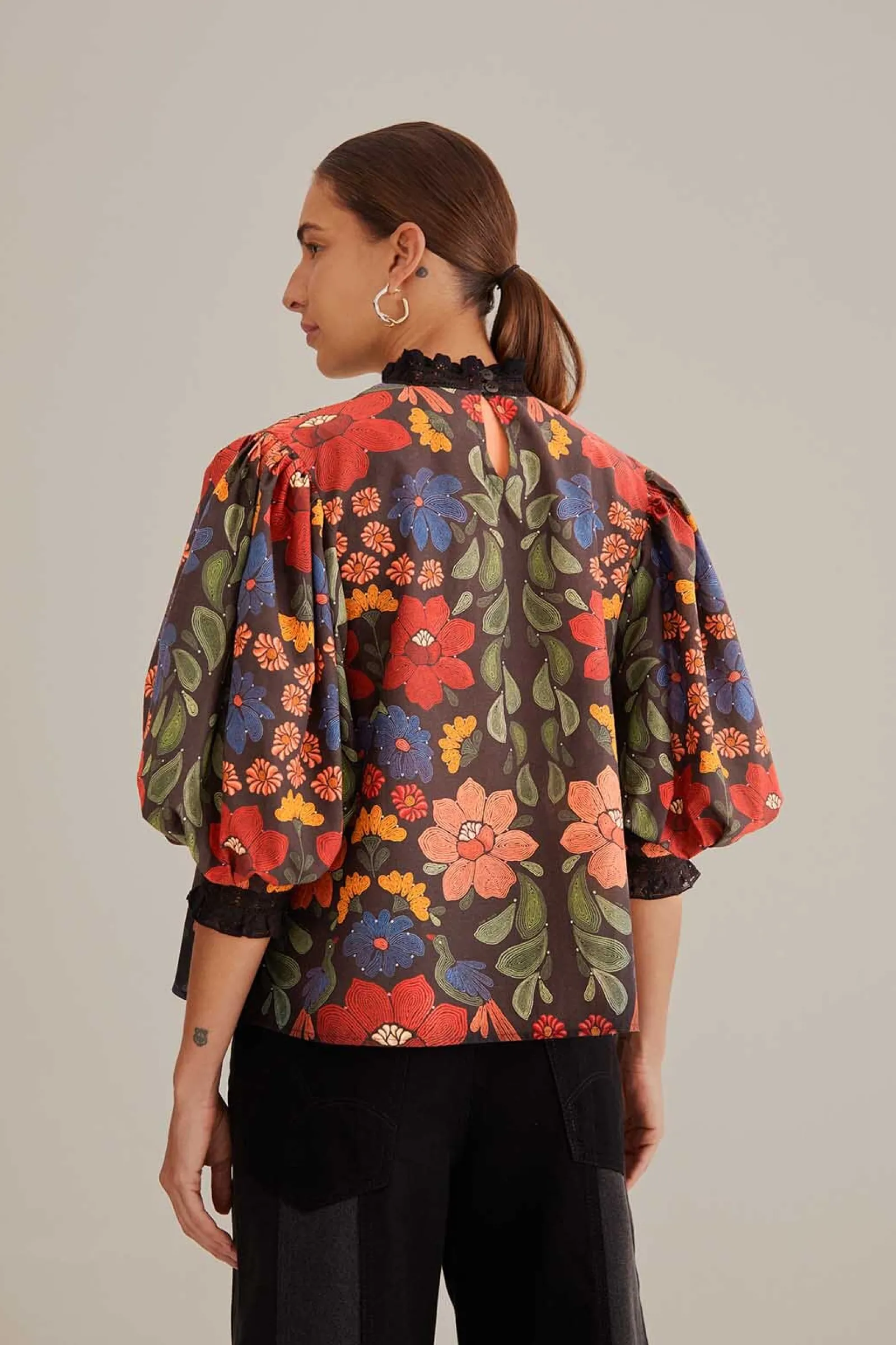 BLACK STITCHED FLOWERS SHORT SLEEVE BLOUSE