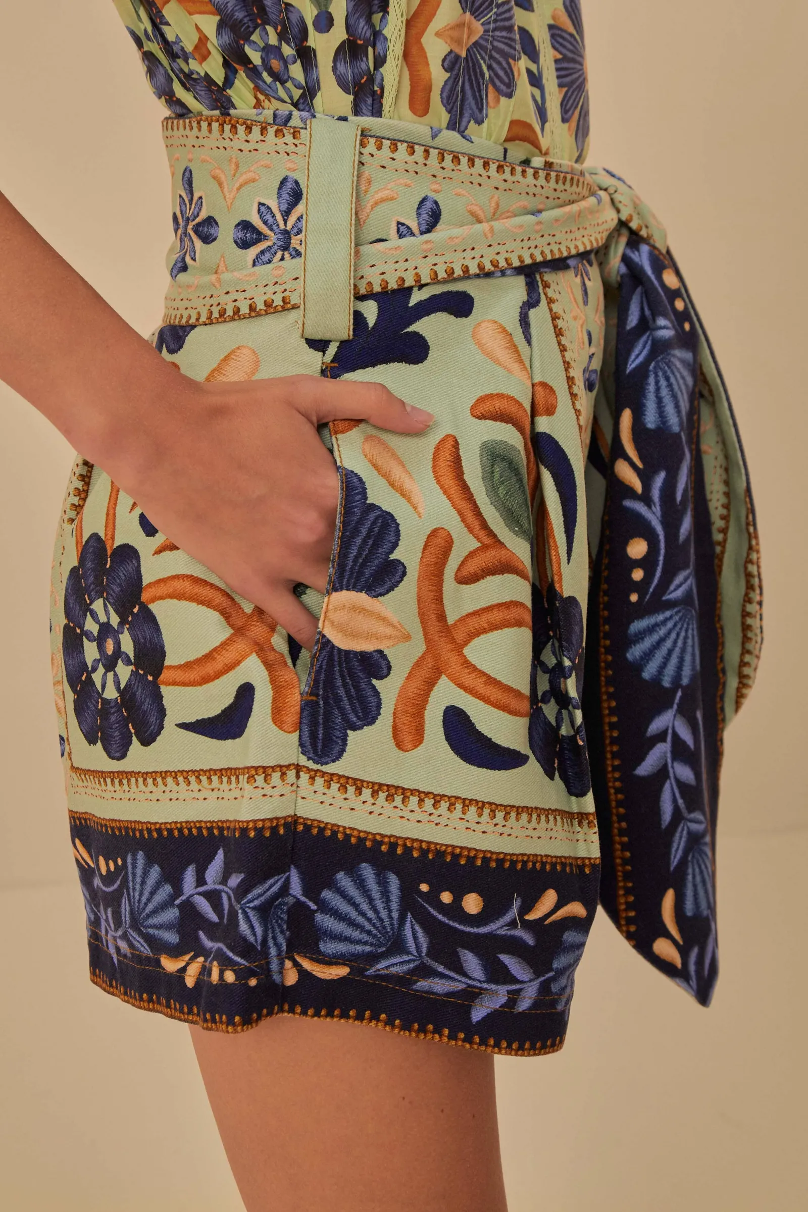 GREEN OCEAN TAPESTRY BELTED SHORT