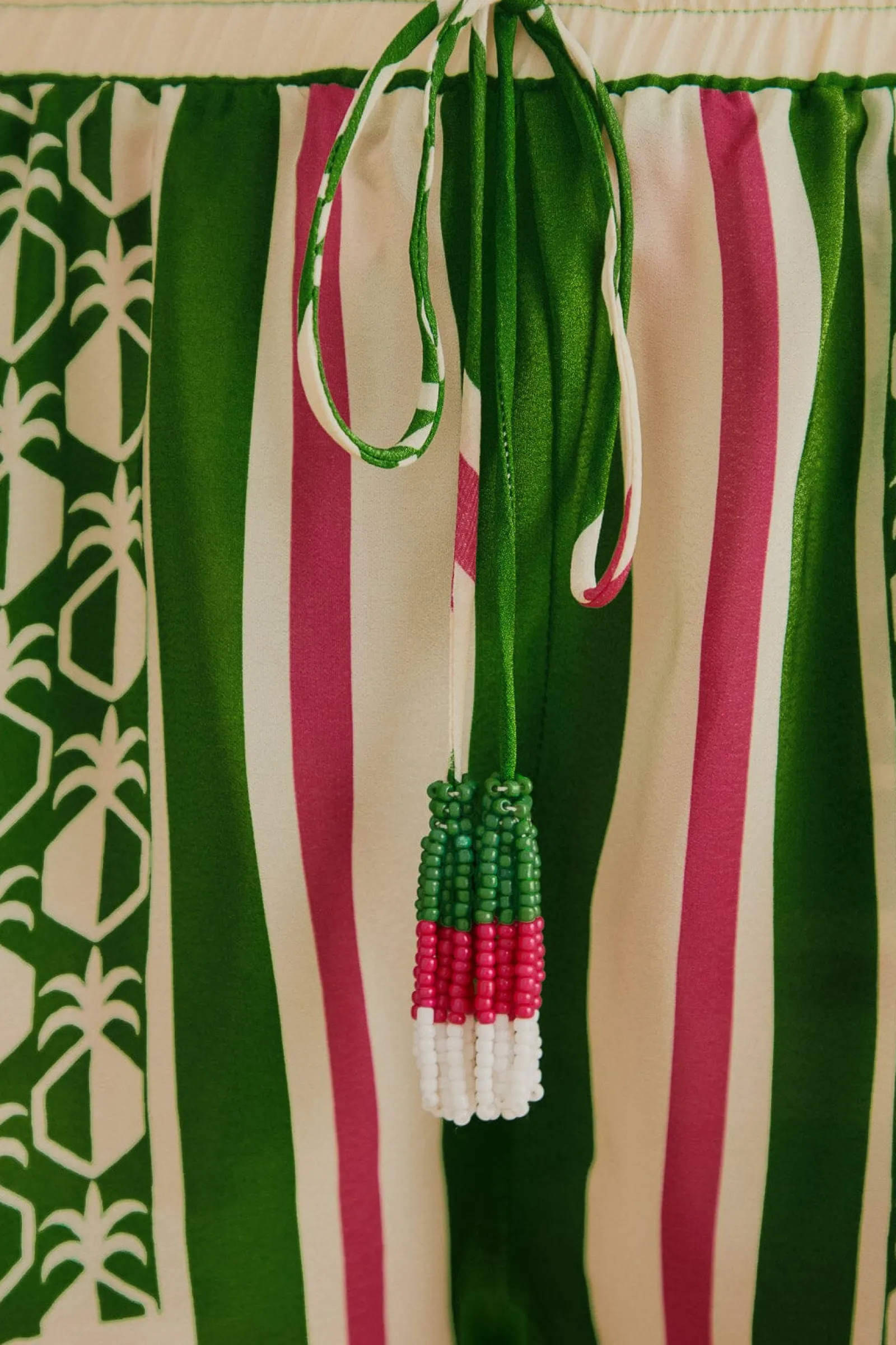 GREEN PINEAPPLE SCARF SHORTS