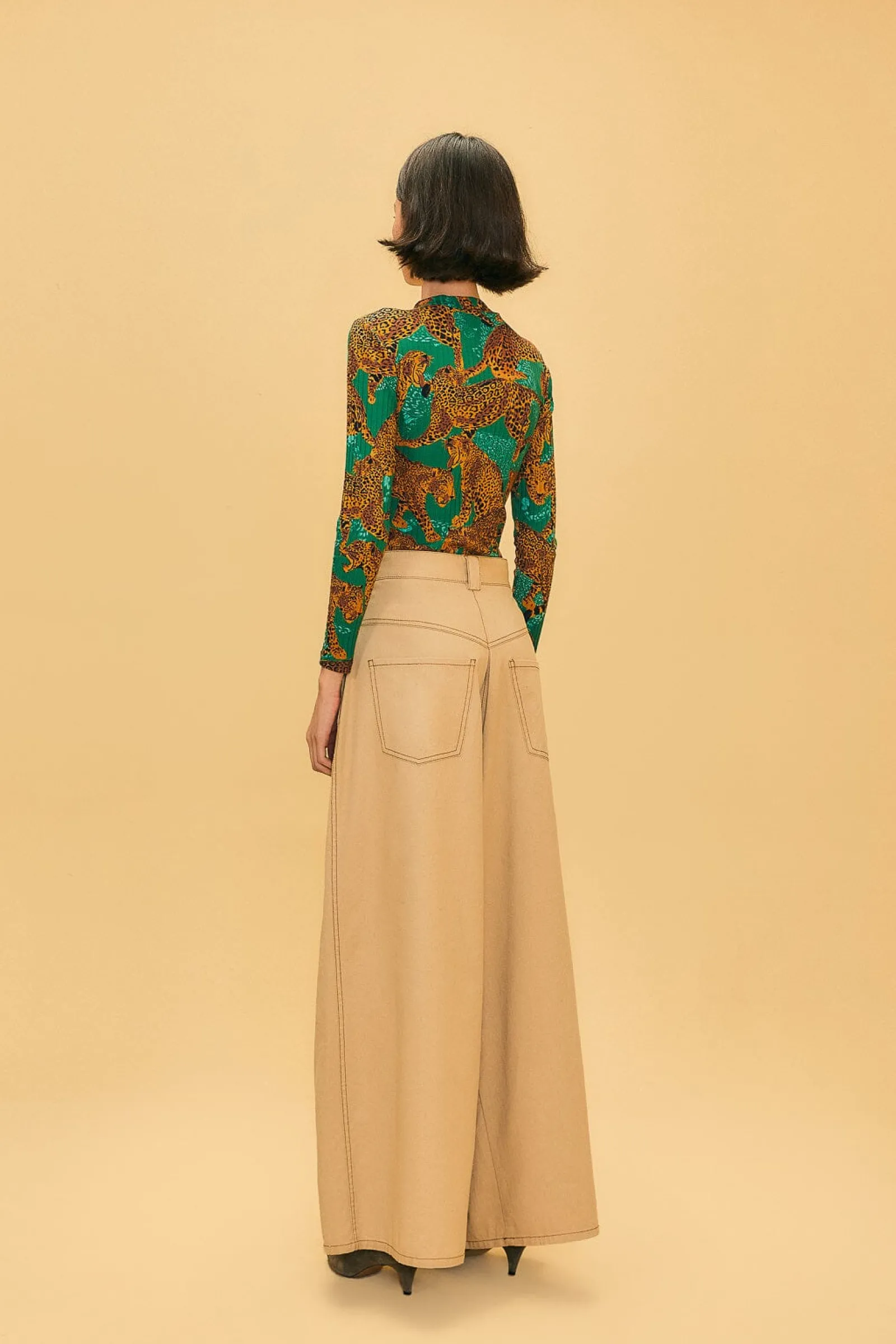 KHAKI LOW WAISTED PLEATED PANTS